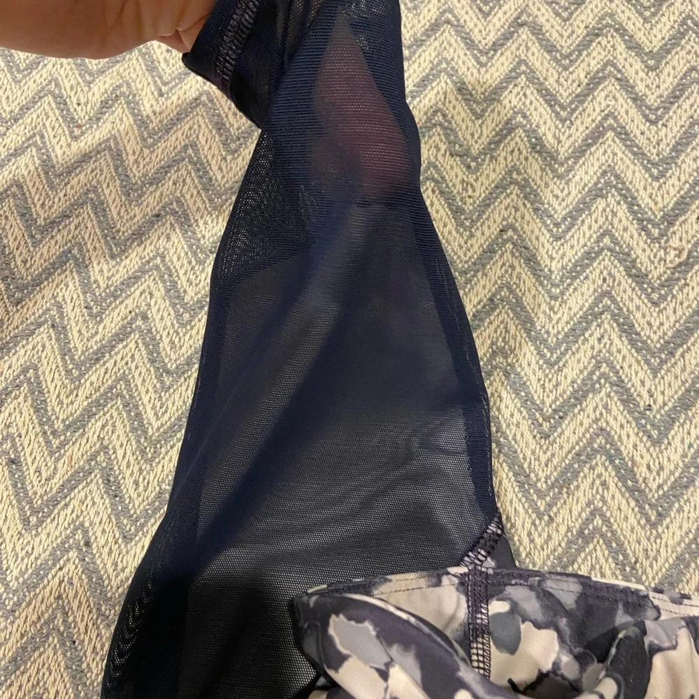 Old Navy Active Go-Dry Elevate Leggings in Youth Large.